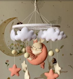 Мобиль детский из фетра "Зайка на луне"