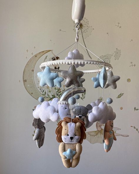 Мобиль детский из фетра "Зверята в облаках"
